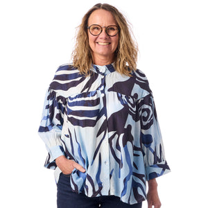 Smuk blå-mønstret bluse fra NOEN med A-snit