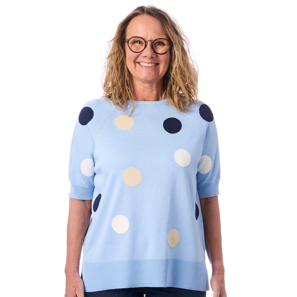 Farverig sommerstrik med polka dots fra Sunday – Lyseblaa