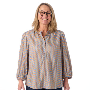 Skjortebluse med stolpelukning fra Brandtex