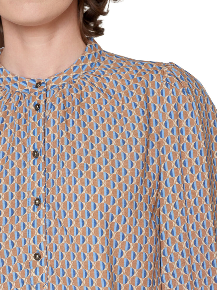 Skjortebluse med stolpelukning fra Brandtex