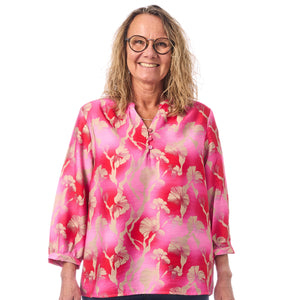 Blomstret viskosebluse med knapstolpe fra Signature