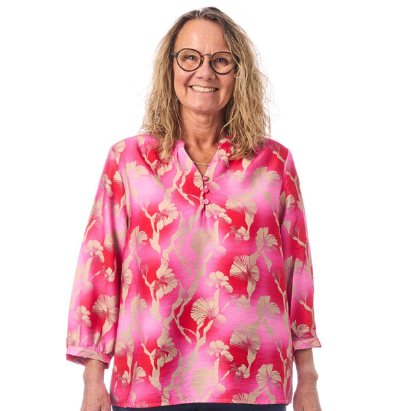 Blomstret viskosebluse med knapstolpe fra Signature