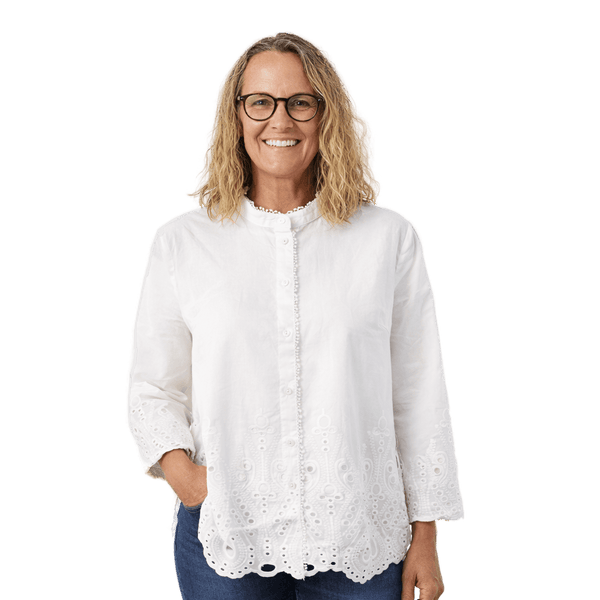 Hvid blondebluse fra Brandtex med broderie anglaise