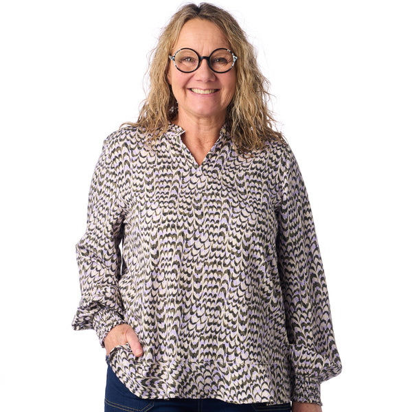 Signature Bluse med Flæsekant i Lavendel og Oliven