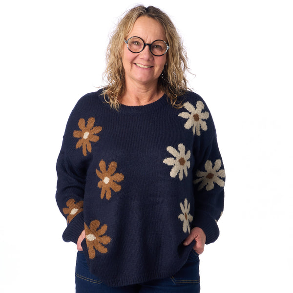Blød striktrøje med store blomster fra Sunday – Maritime Blå