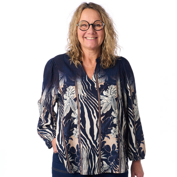 2-Biz model Lise - Marineblå bluse med tropisk print og 3/4 ærmer