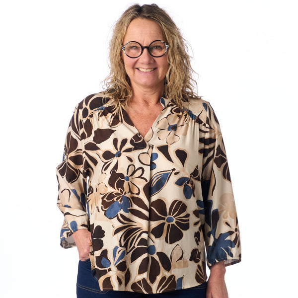 2-Biz model Eve - Sandfarvet bluse med blomsterprint og 3/4 ærmer