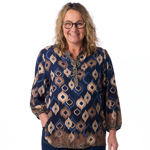 2-Biz model Eline - Marineblå bluse med print og 3/4 ærmer