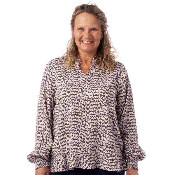 Signature Bluse med Flæsekant i Lavendel og Oliven
