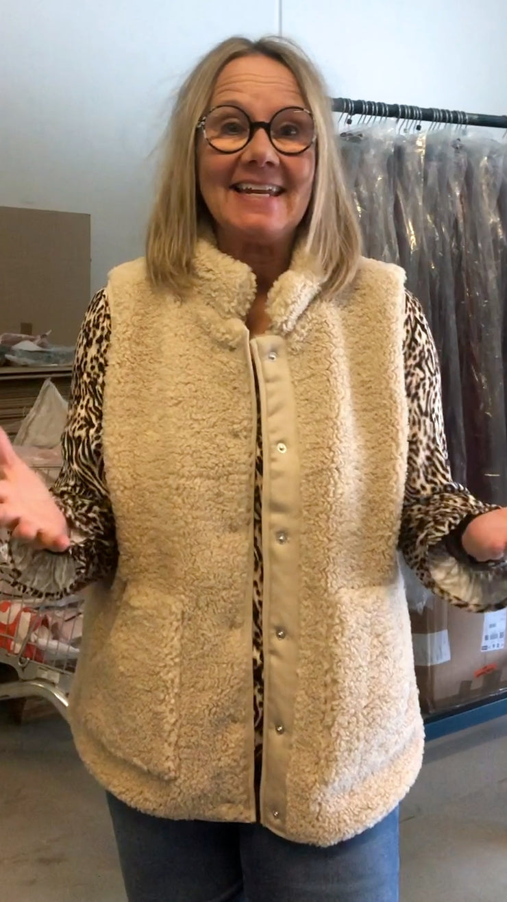 Vamset vest i plys med lommer fra Navigazione